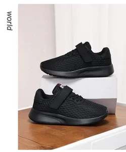 Vista lateral de zapatillas de malla negra transpirable para niños con velcro