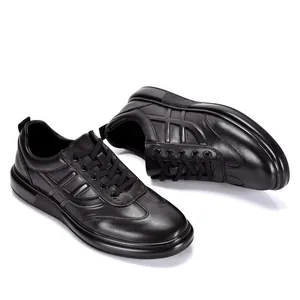 Zapatos casuales de hombre en cuero negro suave sobre un fondo blanco impecable