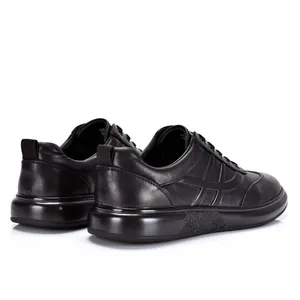 Zapatillas casuales de cuero de vaca negro premium para hombre con suelas blandas