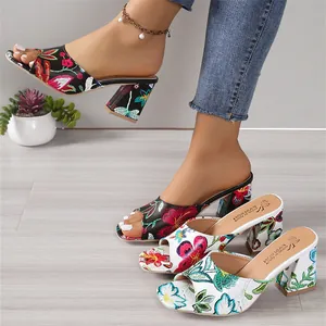 Sandali con tacco grosso ricamati a fiori con punta aperta e design quadrato alla moda