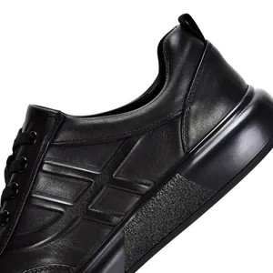 Primer plano detallado de zapatos casuales de cuero negro para hombre con suela blanda
