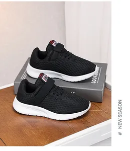 Zapatillas infantiles de malla transpirable negra con suelas blancas y velcro