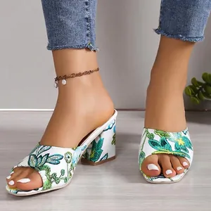 Eleganti muli con tacco largo e ricami floreali a punta quadrata per donna estate