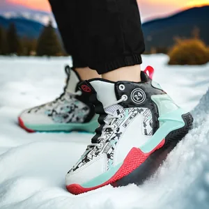 Chaussures de basket isolées pour garçons pour l'entraînement professionnel en hiver.