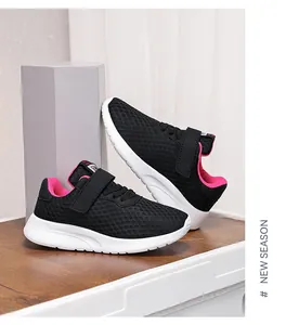 Vista detallada de zapatillas ligeras para niños con malla negra transpirable y forro rosa