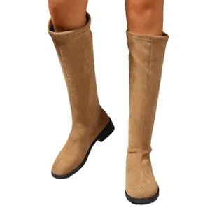 Eleganti stivali alti in camoscio cammello da donna con un comodo tacco a blocco