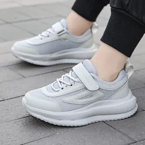 Atmungsaktive graue Mesh-Sneaker für Mädchen mit Klettverschluss für bequemen Halt.
