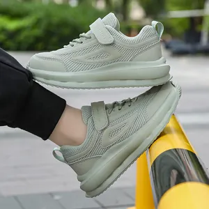 Atmungsaktive Mesh-Laufschuhe für Mädchen in Hellgrün mit praktischem Klettverschluss