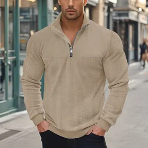 Detailweergave van beige herensweatshirt met kwartrits en een luxe jacquardstructuur