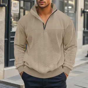 Detail van de jacquard-textuur en 1/4 ritskraag op de beige herensweatshirt met lange mouwen