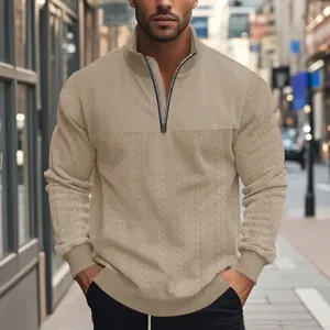 Detailweergave van herensweatshirt in kaki met jacquardtextuur en een kwartrits