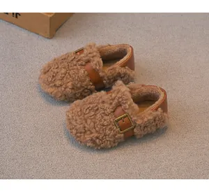 Primer plano de mocasines de lana de oveja para niños con hebilla decorativa