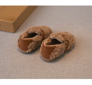 Vista detallada de los mocasines de forro polar para niños con forro cálido