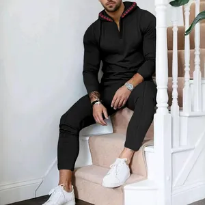Herren-Set aus schwarzem Waffelstrick-Kapuzenpullover und Jogginghose mit Karo-Details