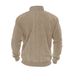Gedetailleerd achteraanzicht van kaki zware heren sweatshirt met kabelbrei en opstaande kraag