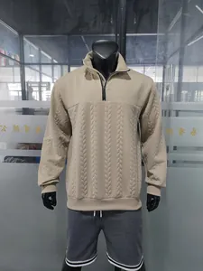 Detailweergave van beige heren jacquard sweatshirt met kwart rits op een zwarte etalagepop