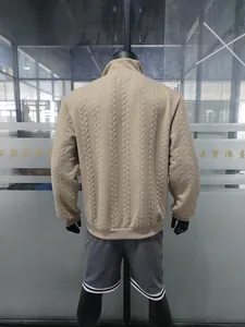 Gedetailleerd achteraanzicht van een zware beige jacquard herensweatshirt met opstaande kraag