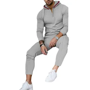 Stilvoller grauer Herren Freizeitanzug aus Waffelstrick mit Kapuze und schickem Karofutter