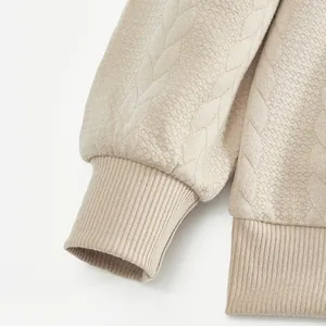 Detailopname van jacquardstof en geribbelde manchet op een zwaar heren sweatshirt