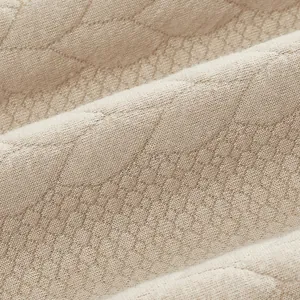 Gedetailleerde close-up van zware jacquard stoftextuur in beige voor heren sweatshirt