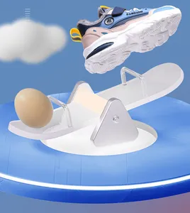 Detailansicht der leichten Kinder-Winter-Fleece-Sneaker, die über einer Wippe schweben.