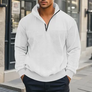 Witte herensweatshirt met kwart rits en ingewikkelde jacquard- en kabelpatronen.
