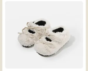 Detalle de zapatos de bebé de felpa blanca con forro suave y adorables lazos decorativos