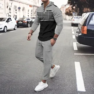 Herren-Waffelstrick-Set mit Kapuze und Streifen in Grau und Schwarz im Urban-Stil.