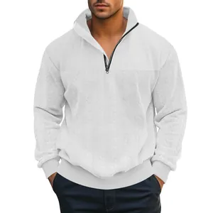 Detail van witte jacquard gebreide pullover met kwartrits en getextureerde schouderpatronen.