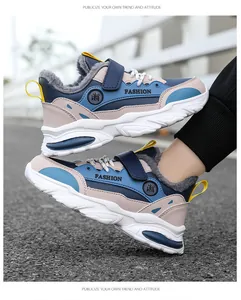 Seitenansicht von Winter-Sneakern für Jungen mit warmem Fleecefutter in Blau und Beige.