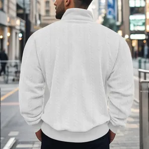 Achteraanzicht van wit heren sweatshirt met kabelpatroon, zware jacquard en opstaande kraag
