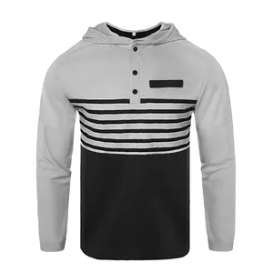 Detail eines Herren Waffelstrick-Kapuzenpullovers mit Streifen und Henley-Knopfdesign.