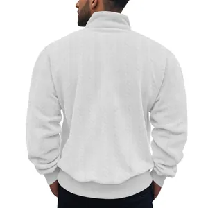 Gedetailleerd achteraanzicht van wit heren sweatshirt met kabelgebreid jacquardpatroon