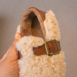 Mocasines cálidos para niña en borreguito con forro de felpa suave y hebilla metal