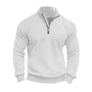 Detailopname van witte jacquard textuur op heren sweatshirt met opstaande kraag