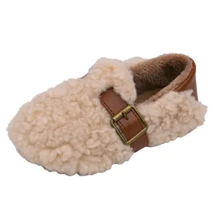 Zapatos cómodos de lana de oveja beige para niños con forro de felpa y hebilla.