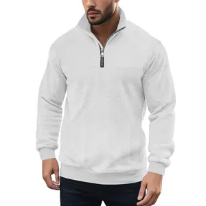 Detail van een zware witte heren-sweatshirt met jacquard patroon en ritssluiting