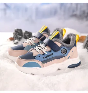 Detailansicht der winterlichen Fleece-Sportschuhe für Jungen in Blau und Rosa