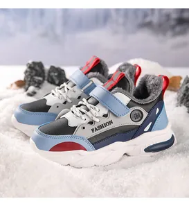 Detailansicht von Winter-Sneakern für Jungen mit warmem Fleecefutter und blauen Akzenten