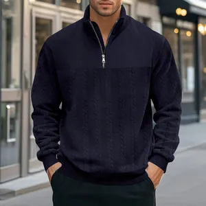 Detail van navy blauwe heren trui met kwart rits en jacquard motief op model foto