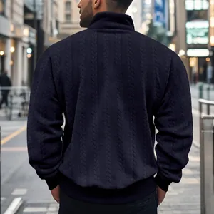 Achterkant detail van een zware jacquard gebreide heren sweater in marineblauw