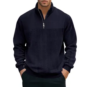 Gedetailleerd overzicht van de jacquard textuur en kwart-rits kraag op het heren sweatshirt