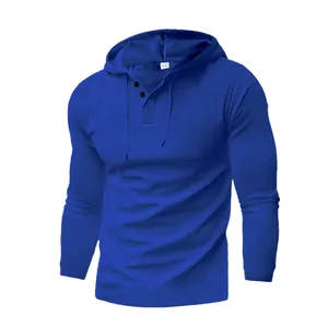 Κοντινό πλάνο μπλε ανδρικού hoodie με πλέξη βάφλα και λεπτομέρεια με κουμπιά Henley