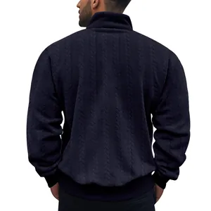 Achteraanzicht detail van zware marineblauwe heren sweatshirt met kabelgebreide textuur.