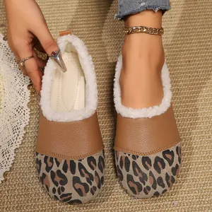 Nahaufnahme der leopardengemusterten Slipper mit kuscheligem Kunstpelzfutter-Details.