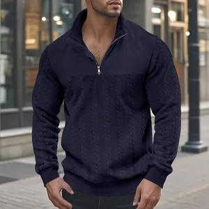 Detail van marineblauwe heren sweatshirt met rits en jacquard kabelgebreide textuur.