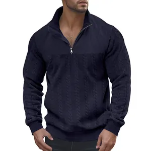 Detail van donkerblauwe zware gebreide herensweatshirt met opstaande kraag en rits