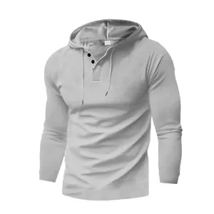 Λεπτομέρεια του ανδρικού casual γκρι hoodie henley με πλέξη βάφλα και μακρύ μανίκι