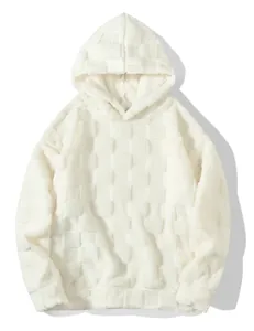 Detaillierte Nahaufnahme eines weißen, übergroßen, flauschigen Fleece-Hoodies mit Karomuster