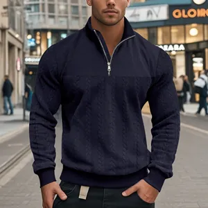 Detailweergave van marineblauwe herensweatshirt met kwartrits en jacquardpatroon